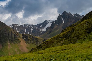 Elbrus bölgesindeki manzaralar