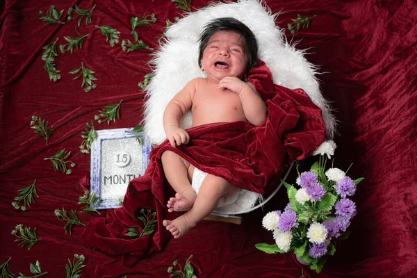 Aylık Erkek Bebek Ağlarken Fotoğraf Çekimi Yastıkta Kırmızı Kadife Şalla — Stok fotoğraf