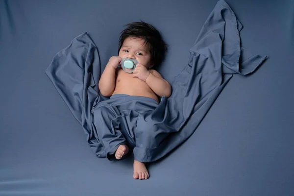 Retrato Bebé Niño Con Chupete Apoyado Cama Cubierta Por Chal Imágenes De Stock Sin Royalties Gratis