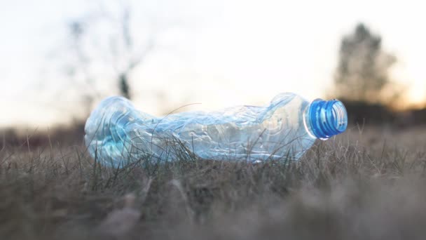 Hombre recogiendo a mano botella de plástico para reciclar basura, ecología y voluntariado concepto — Vídeos de Stock