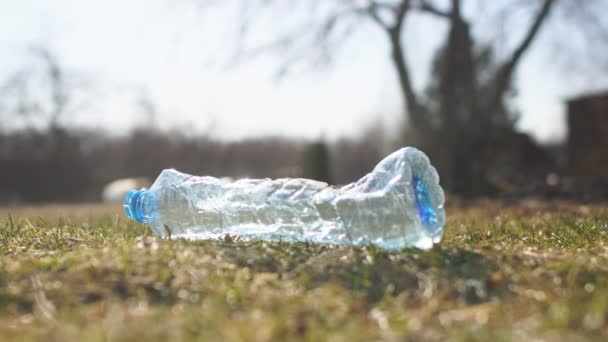 Mann sammelt Plastikflasche per Hand für Recycling, Ökologie und Freiwilligenkonzept — Stockvideo