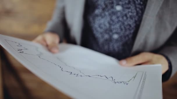 Närbild av Business Chart i affärsman händer — Stockvideo