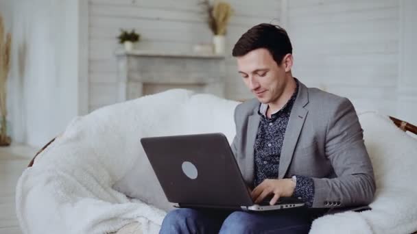 Jovem empresário em terno cinza na frente do laptop muito chateado — Vídeo de Stock