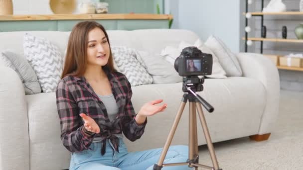 Νεαρή blogger τραβά βίντεο του εαυτού του χρησιμοποιώντας κάμερα σε τρίποδο, δημιουργία περιεχομένου για τα μέσα κοινωνικής δικτύωσης, σύγχρονη τεχνολογία και blogging freelance work concept — Αρχείο Βίντεο