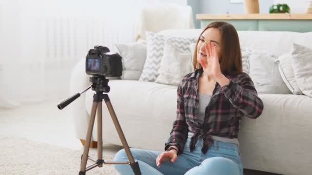 Jovem blogueira falando sobre câmera digital de gravação de vídeo vlog em casa — Vídeo de Stock