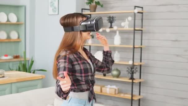 Excited young girl with virtual reality headset dancing and play 360 video game at home — Stock Video