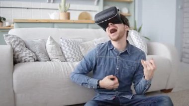 Sanal gerçeklik kulaklık ile heyecanlı genç adam evde hava gitar Vr 360 video oyunu oynarken