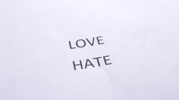 El hombre eligiendo el amor como contra el odio con marcador rojo, amor y odio concepto de relación — Vídeo de stock