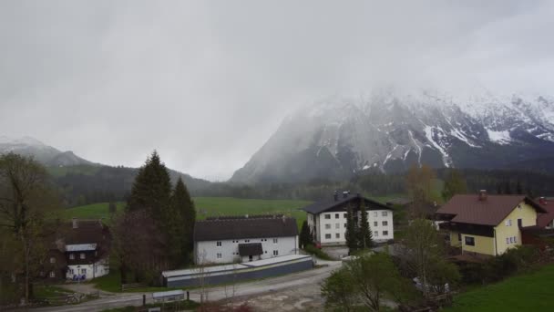 Vista panoramica del paese alpino con cime innevate sullo sfondo — Video Stock