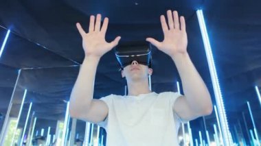 Işıklı neon ışıkta Vr kulaklık kullanan insan portresi