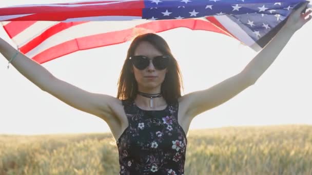 美丽的少女在日落时手持乌萨国旗的肖像 — 图库视频影像