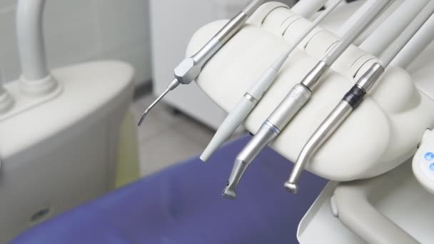 Стоматологический инструмент в стоматологической клинике. Медицинское оборудование — стоковое видео