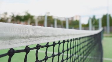 Yavaş hareket net teyp dokunmadan bir tenis topu yakın çekim