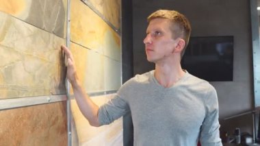 Tasarımcı mobilya mağazasında doğal taş karo seçimi adam müşteri