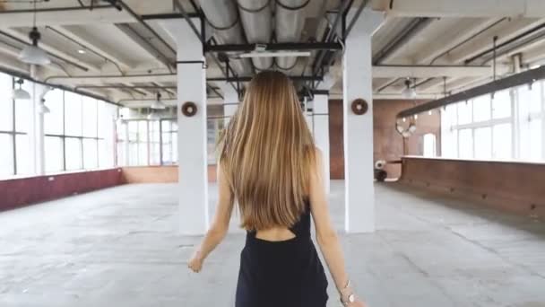 Indietro vista business donna che cammina via in background urbano . — Video Stock