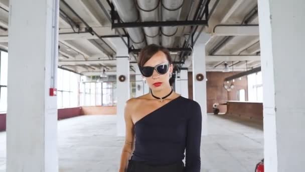 Portrait of businesswoman in sunglasses walking in urban background. — Stock Video