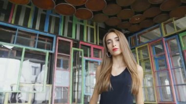 Kentsel arka planda kendine güvenen genç kızın moda portresi