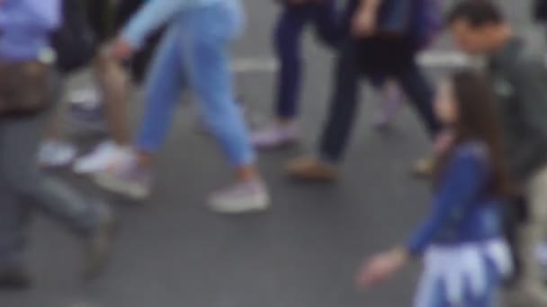 街を歩いている人がぼんやりしている。横断歩道 — ストック動画
