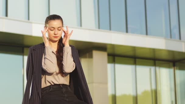 Mujer de negocios cansada estresada con dolor de cabeza masajeando templos, sintiéndose enferma en el trabajo, — Vídeos de Stock
