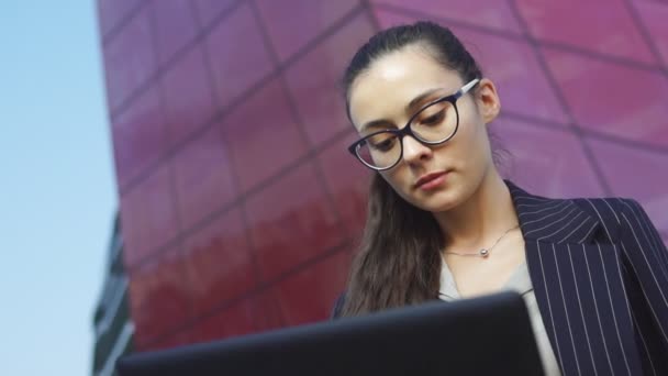 Shocked businesswoman with glasses looking at laptop. Surprised woman reading news on computer — Stock Video