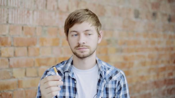 Ritratto di uomo che cerca di smettere di fumare. Smetti di fumare — Video Stock