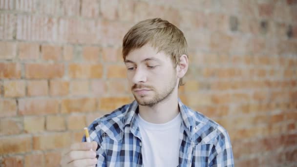 Молодой человек наконец бросил курить — стоковое видео