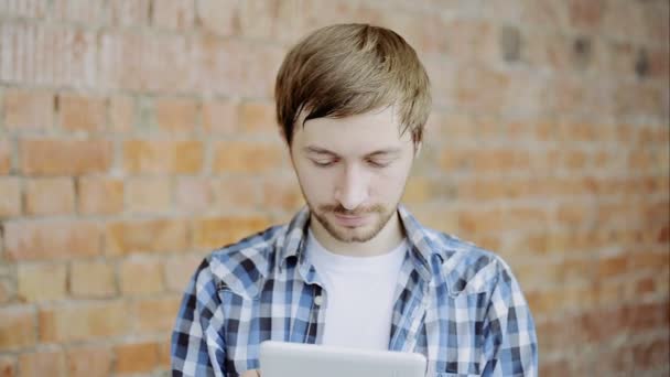 Dijital tablet ve sevinir kullanarak bir neşeli adam — Stok video