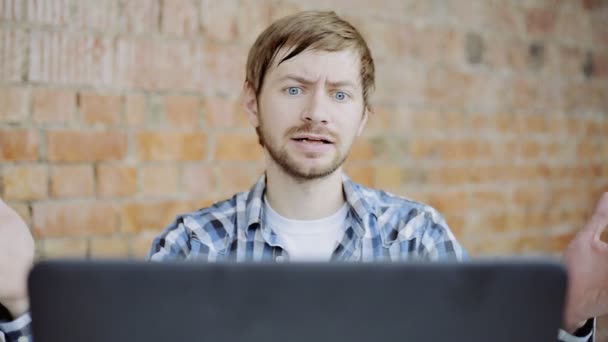 Ung man framför den bärbara datorn i ilska — Stockvideo