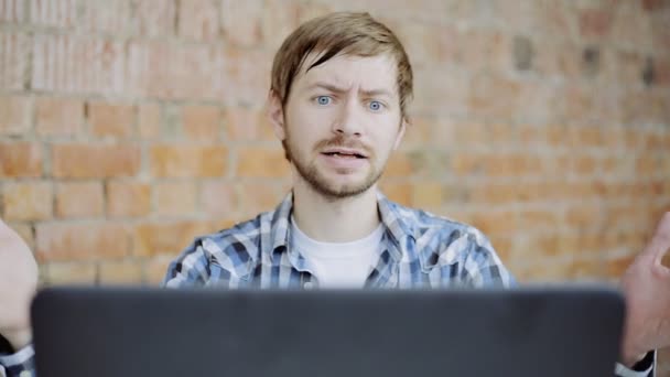 Young man in front of the laptop in anger — Stock Video