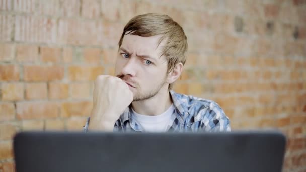 Hard working angry young guy in front of laptop in office — Stock Video