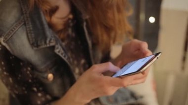 Modern akıllı telefon kullanarak genç kadın ellerini yakın