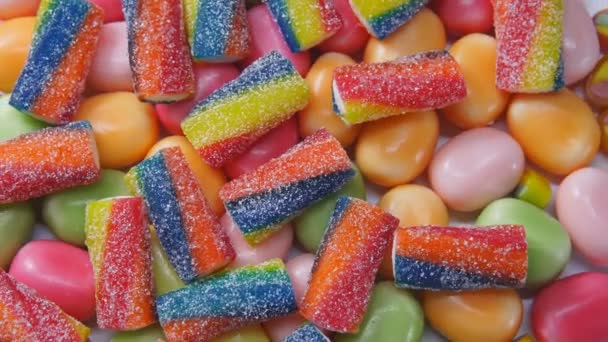 Mieszane kolorowe cukierki i słodkie galaretki rotacja — Wideo stockowe