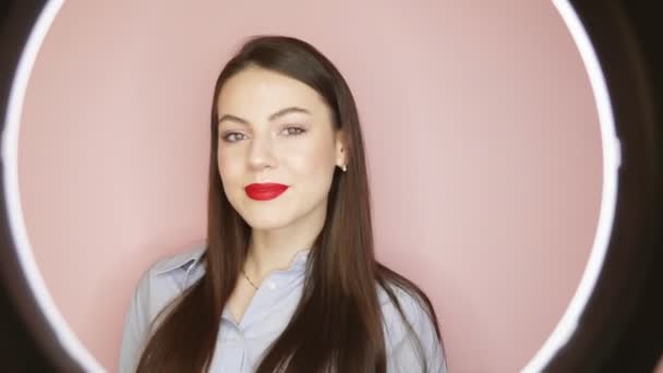 Retrato de modelo chica hermosa con maquillaje de noche en el estudio. Los labios rojos — Vídeo de stock