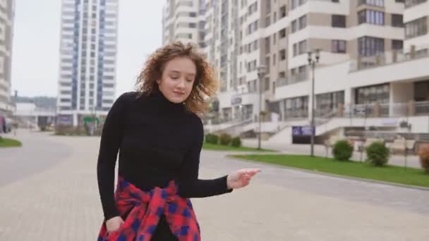 十代の女の子とともにafro髪型ダンス現代のヒップホップオンザ通り — ストック動画