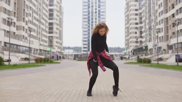 Giovane ragazza che balla moderna danza afro per strada, rallentatore — Video Stock