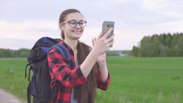 Молодая туристка разговаривает по телефону. Концепция путешествия и походов — стоковое видео