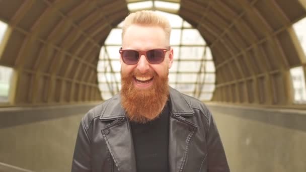 Retrato del joven jengibre hipster hombre con barba sonriente riendo mirando a la cámara . — Vídeos de Stock