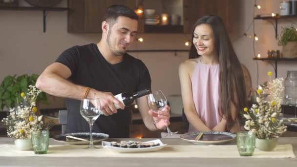 Gülen genç çift birlikte vakit geçirip kırmızı şarap içiyor.. — Stok video