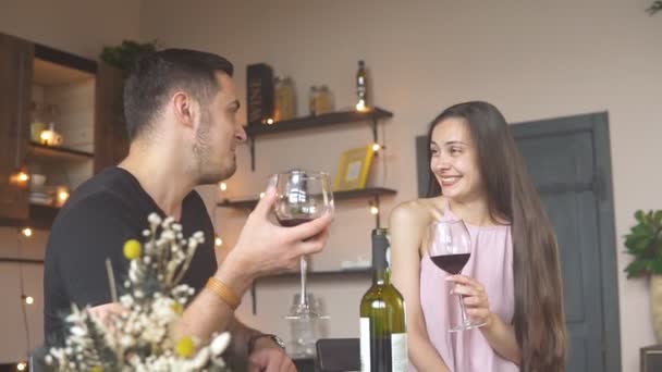 집에서 붉은 포도주와 느린 동작으로 데이트하는 젊은 부부 — 비디오