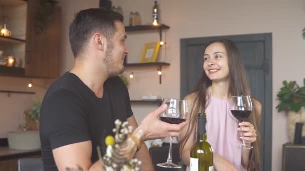 Pareja satisfecha citas en casa. Están cenando y bebiendo vino. . — Vídeos de Stock