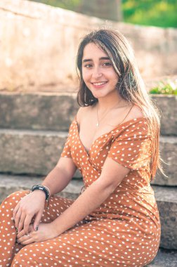 Doğal güzellikte beyaz bir kız. Yaklaş. Harika kopyalama alanı.