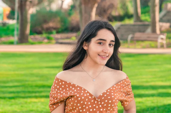 Hermosa Chica Parque Mirando Cámara Gran Espacio Copia — Foto de Stock