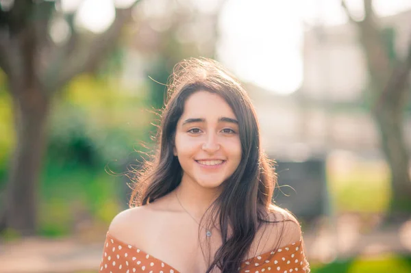 Primer Plano Una Hermosa Chica Caucásica Parque Mirando Cámara Gran — Foto de Stock