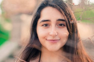 Doğal beyaz kız manzarası, yakın plan. O, kameraya bakıyor. Seçici odak