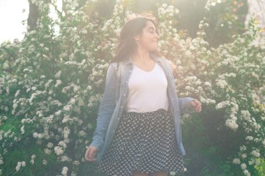 Bahar geldi. Saçlarını sallayan çiçeklerle dolu bir çalılıkta güzel beyaz bir kız..