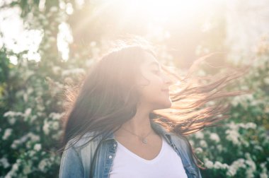 Kafkasyalı kız saçlarını güneş ışığında sallıyor..