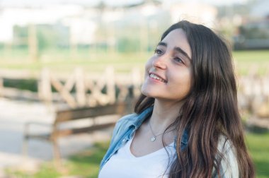 Kafkasyalı kız yukarı bakıyor. büyük kopyalama alanı.