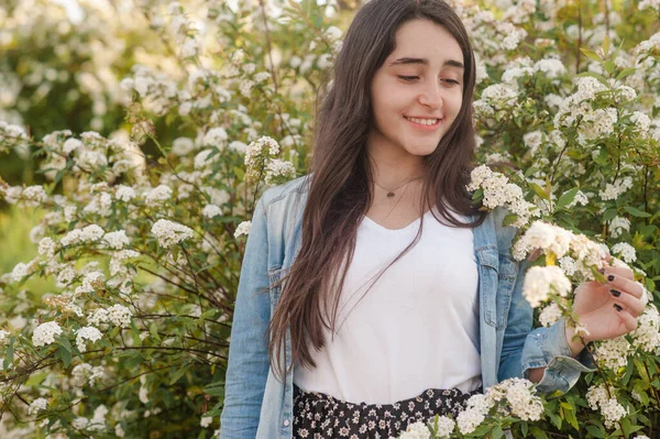 Sonriente Chica Caucásica Sosteniendo Algunas Flores Blancas Arbusto Espacio Copia — Foto de Stock