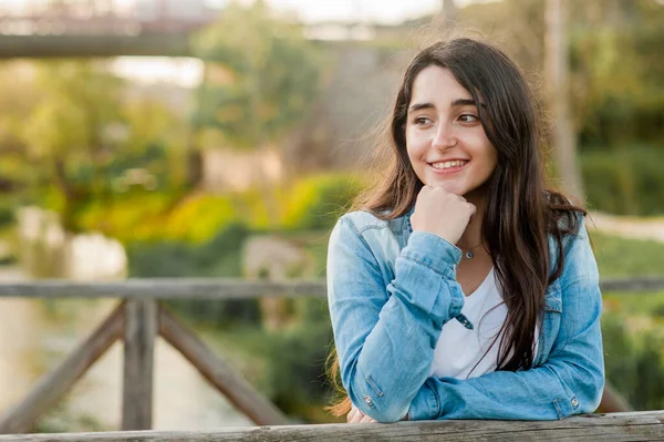 Chica Caucásica Pie Puente Madera Mirando Más Allá Contemplación Gran — Foto de Stock