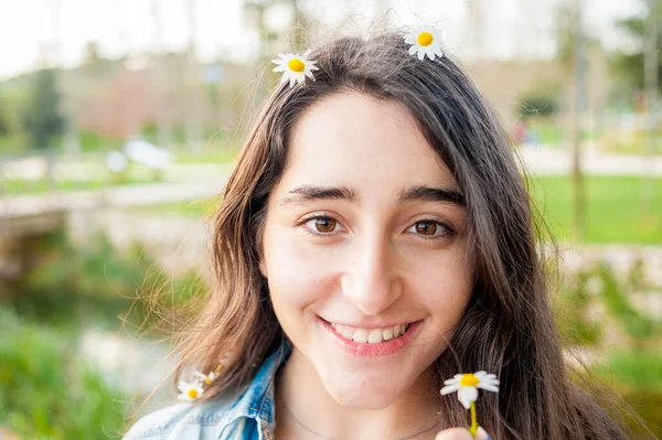 Chica Caucásica Feliz Mirando Cámara Sosteniendo Una Flor Margarita Tiene — Foto de Stock